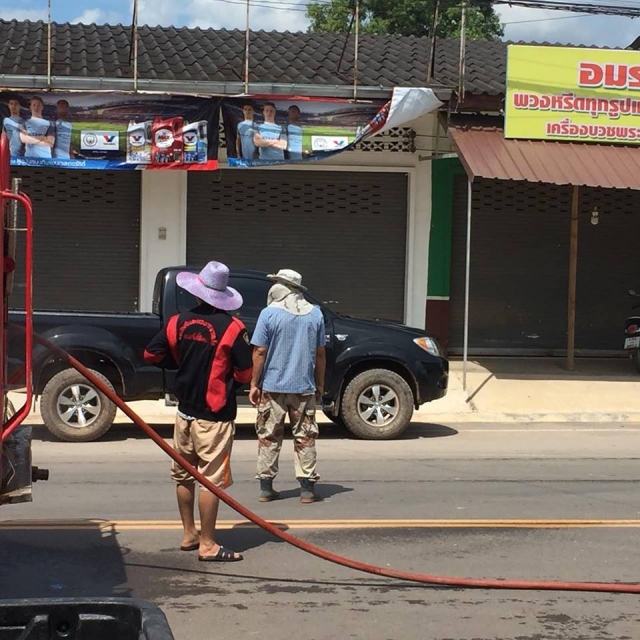 ฉีดน้ำล้างถนนลดฝุ่นละออง ถนนภายในเขตเทศบาลตำบลนาโพธิ์พัฒนา